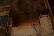 羅東透天厝大火黑煙猛竄！　屋主見燈閃帶妻小撤離逃過一劫