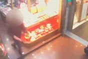影/男試戴趁機「抓金項鍊落跑」！　竹警調監視器逮人