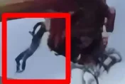 影/嗨到一半「人飛出去了」！印尼少年玩「大鐘擺」墜地骨折