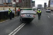 市民大道驚悚車禍！　轎車自撞翻覆駕駛困車內「現場塞爆」