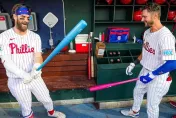 MLB/比賽中「性別揭曉」　藍球棒粉紅護腕各有意義