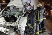 桃園慘烈車禍！小貨車追尾聯結車　車頭撞爛駕駛受困