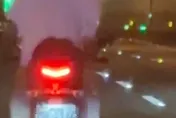 回家抄小路？普通重機騎上國道飆速　斑馬狂追他不理