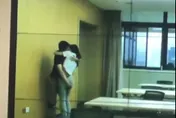 男女會議室「激吻纏綿」遠端直播眾人看傻　陸網笑：鐵飯碗真好