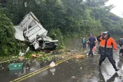 影/瑞芳小貨車撞護欄墜橋　車子全毀駕駛受困