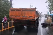 影/雨天釀悲劇！平鎮騎士「併行超車」　慘遭砂石車輾斃
