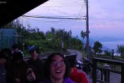 阿里山鏡頭君慘遭夜襲！「硬轉自拍」還比YA　超猴畫面曝
