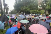 影/直擊！「426反綠共」20萬人聚集　大雨人潮不散「淹到台大醫院」
