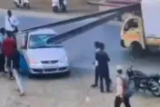 影/驚悚！印度貨車煞停鐵條往前滑　插進前車擋風玻璃嚇壞眾人