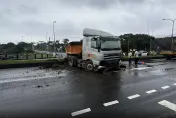 影/國3砂石車失控自撞瞬間曝光　分隔島「破一個洞」