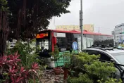 影/台中電動公車「失控撞毀圍牆」車頭凹！　車上乘客嚇壞