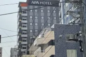 影/外籍女入住東京飯店突聞異味　一探床底「竟與詭男對到眼」嚇瘋