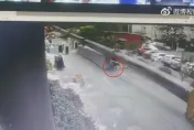 影/吊車傾翻…數十米吊臂狠砸路面　陸男驚險逃死畫面曝