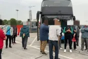 司機發狠丟包！160名長者遭集體扔休息站　竟因未收到旅費