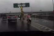 阿嬤永安大橋沿路逆向！　蘆洲警依法開罰驚險畫面曝