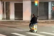 阿北騎電動行李箱上路！　無視後方車潮街頭趴趴走