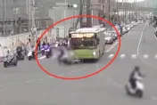 影/路口驚魂！新北公車撞倒Ubike　女騎士險遭輾過