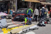 影/基隆轎車瘋狂倒車撞4機車　女子遭輾困車底