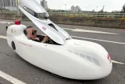 特殊造型引熱議！西濱驚見太空艙腳踏車　竹警：禁上路