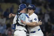 道奇赫南德茲戴「特製頭盔」登板！投打二刀流助4連勝
