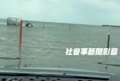 影/貪玩闖福寶濕地漲潮區！皮卡車險遭淹沒　乘客：快退後