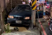 影/撞擊瞬間曝！基隆汽車暴衝連撞4機車　5人送醫救治