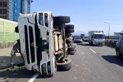 影/台65線水泥預拌車撞護欄翻覆　駕駛昏迷緊急送醫