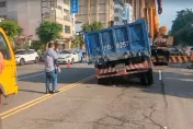 台中驚現天坑！貨車卡在路中動彈不得　警方到場管制