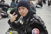 孫安佐憔悴現身街頭　喃喃自語嘆：家庭之愛的問題要面對