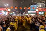 結緣變劫緣！白沙屯媽進香亂象　女信徒祈福品遭撈袋嚇壞