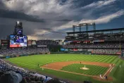影/慘！MLB球迷「太嗨」竟翻落6公尺高看台　重摔畫面曝