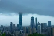 台北暴雨用倒的　超厚黑雲「吞噬101」畫面曝