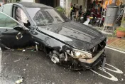 雨天失控！21歲男開BMW飛撞休旅　零件四散幸無人身亡