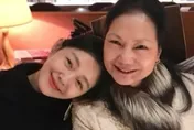 大S逝世百日逢母親節！S媽曬合照喊：我的美容大王回來了