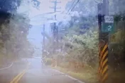 影/像孤魂野鬼走街頭！關西竹30鄉道突山崩　駕駛險遭活埋