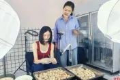 很紓壓？陸小吃店闆娘直播「拔雞屁股毛」　吸引上萬人觀看