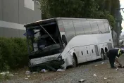 美重大車禍！休旅車拋錨竟遭遊覽車追撞當場起火　1死32傷