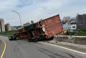 影/國1半小時2自撞　內湖男命危、汐止匝道貨櫃車翻覆懸空