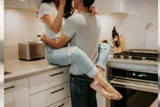 女友整天窩房間！兒子護航「只是內向」　母見這些情況不滿