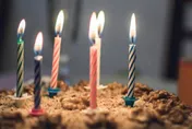 母親節前夕剛好生日　全家人幫外傭慶生！網友大讚家人