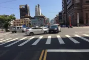 影/才處理完車禍又出事　高雄警遭逆向車撞擊車頭凹毀