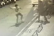 影/雙人雙刀追砍片！高雄鳳山情殺案「現任狠劈前任」