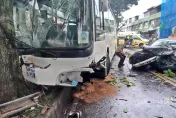 影/台東綠色隧道「轎車逆撞公車」瞬間曝　肇事駕駛救回