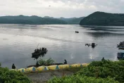 日自衛隊訓練機墜湖…找到引擎和輪胎殘骸　2飛官仍失聯