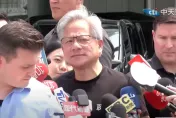 黃仁勳終於來了！身穿T恤抵台　今晚與魏哲家共進晚餐