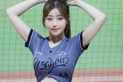 小龍女掀衣「狂扭水蛇腰」！熱舞片狂吸百萬「老公」觀看