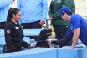 MLB/大谷翔平超暖！送球給警犬　一旁球迷好羨慕
