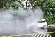 北市仰德大道火燒車　自小客狂竄白煙駕駛汽車逃生