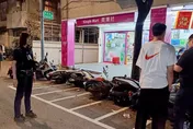 男子開車分心「掃倒9機車」　女友到場氣炸了