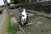 影/大雅小貨車與機車相撞！摔落水溝翻覆　2駕駛受傷